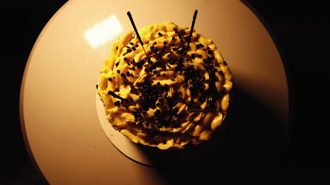 Bolo com rosetas amarelas e granulado de chocolate