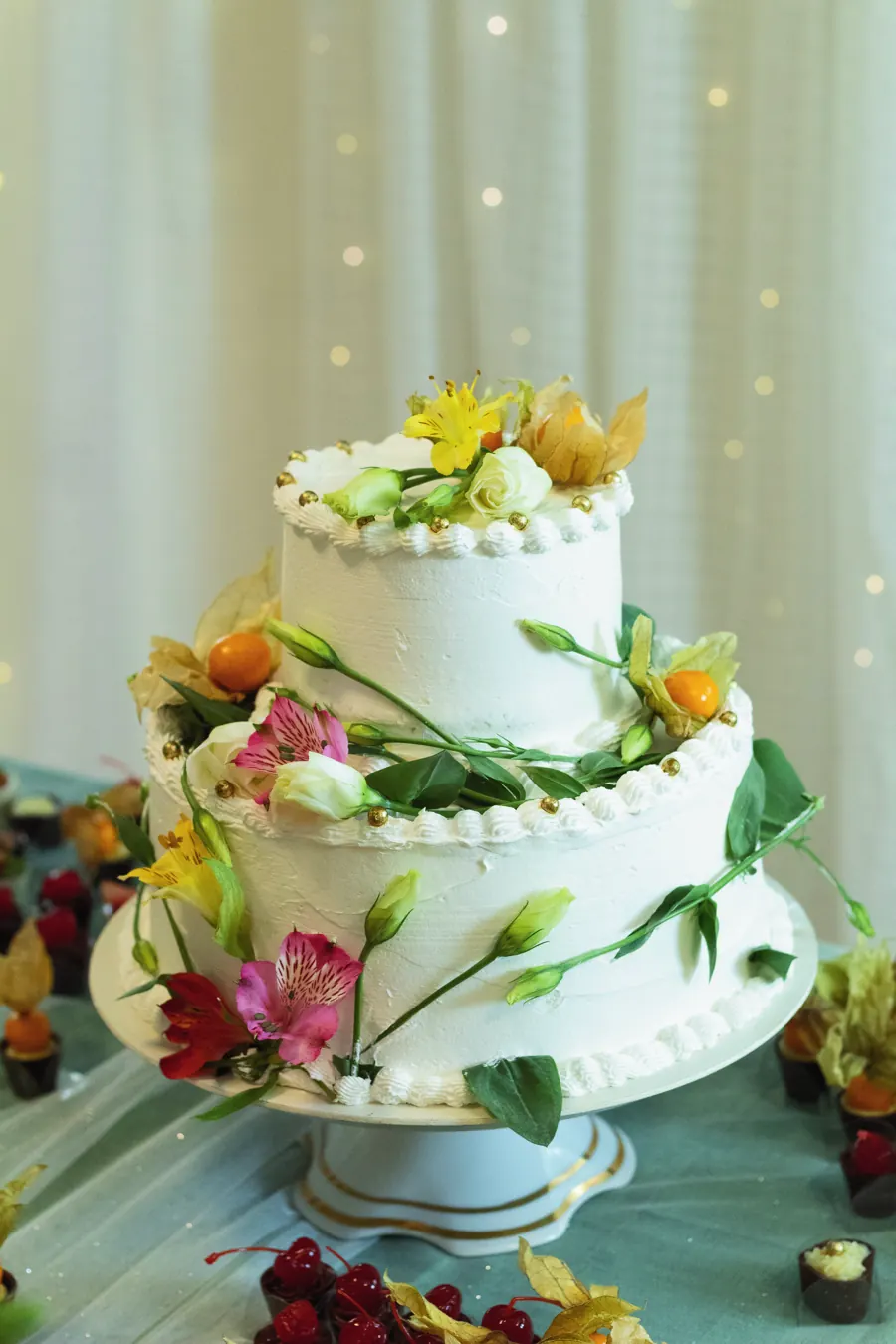 Bolo de dois andares decorado com flores