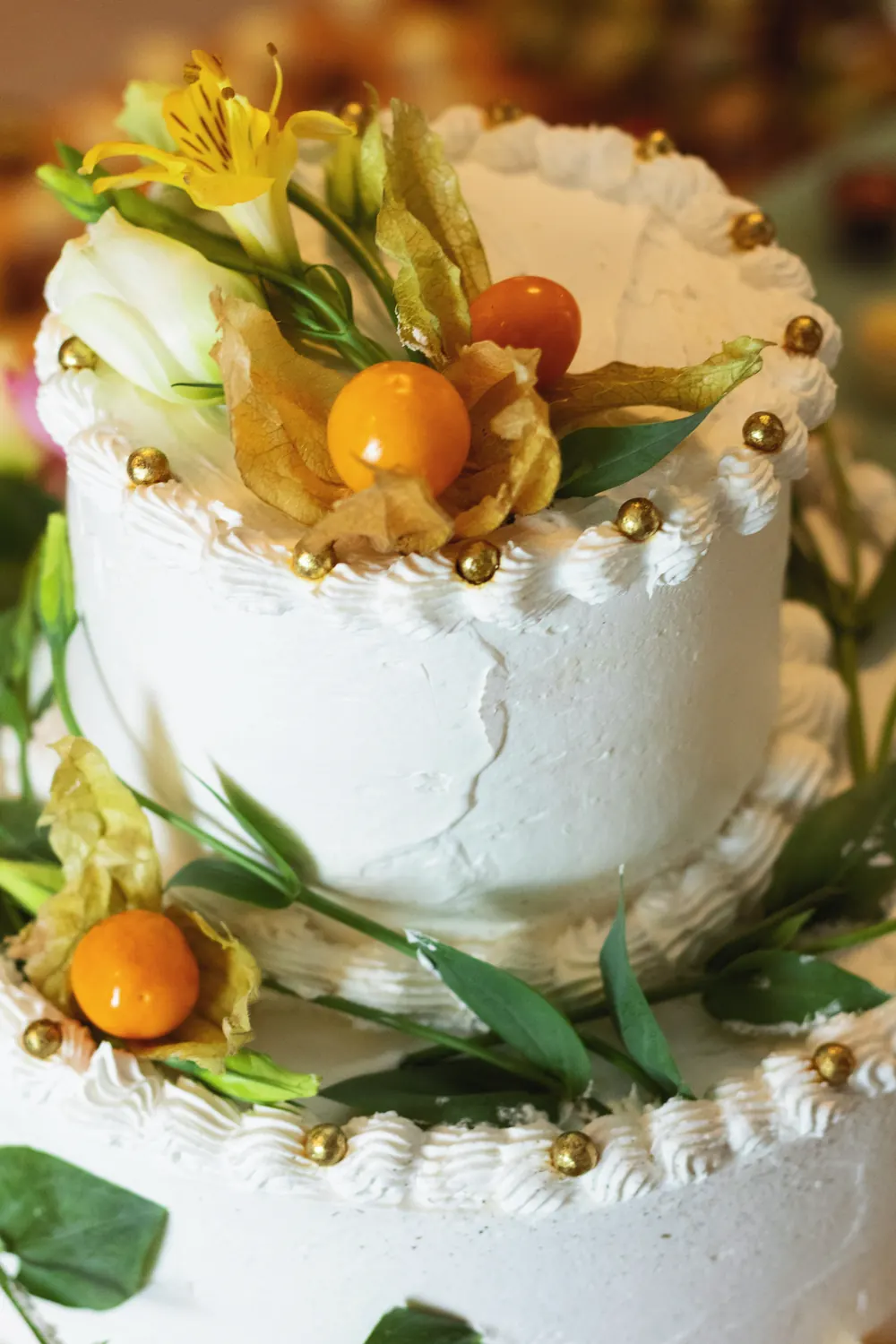 Bolo de dois andares com chantilly, physalis e pérolas douradas