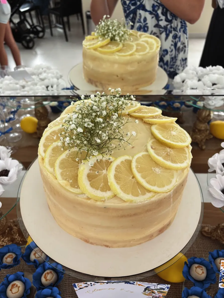 Bolo de limão decorado com rodelas de limão e flores