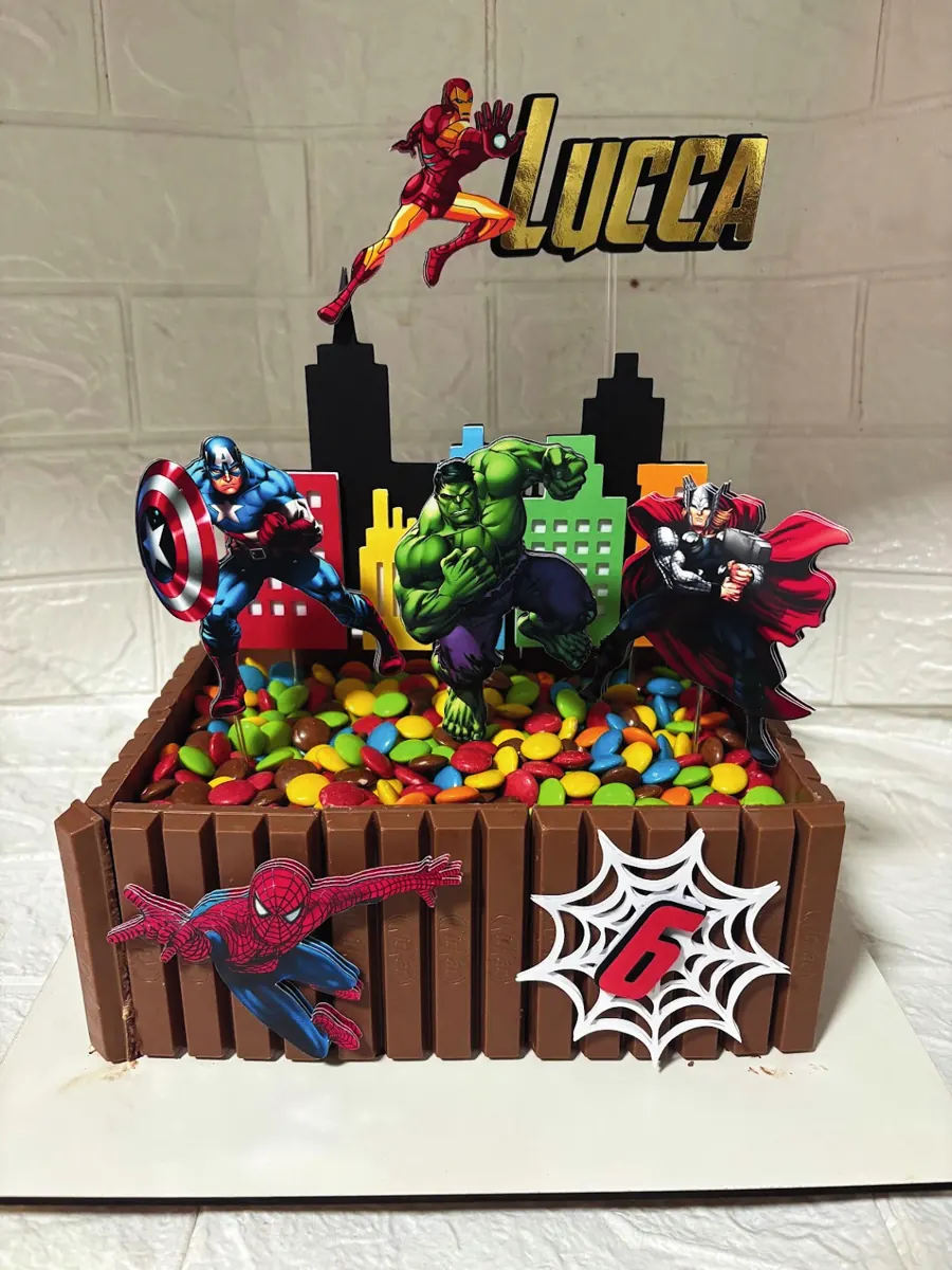 Bolo temático dos Vingadores com KitKat e confeitos