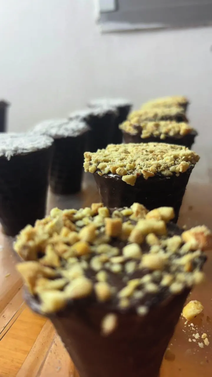 Cones trufados com farofa de amendoim