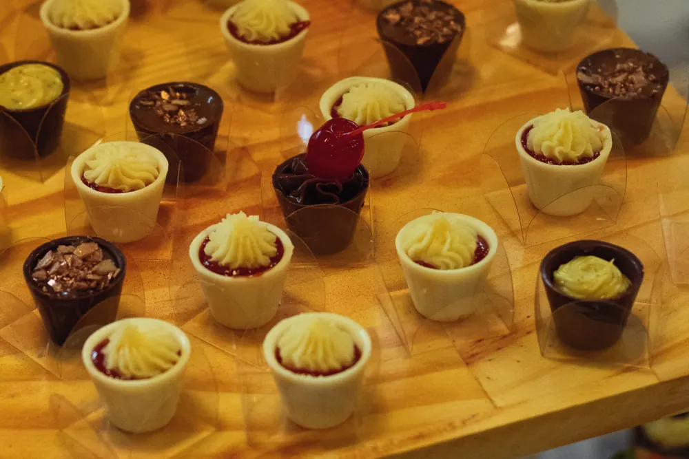 Docinhos em copinhos de chocolate
