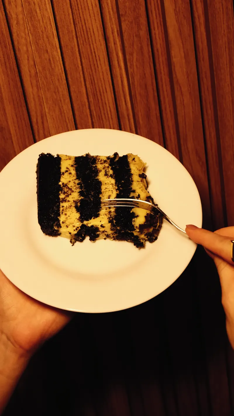 Fatia de bolo de chocolate com recheio de brigadeiro branco